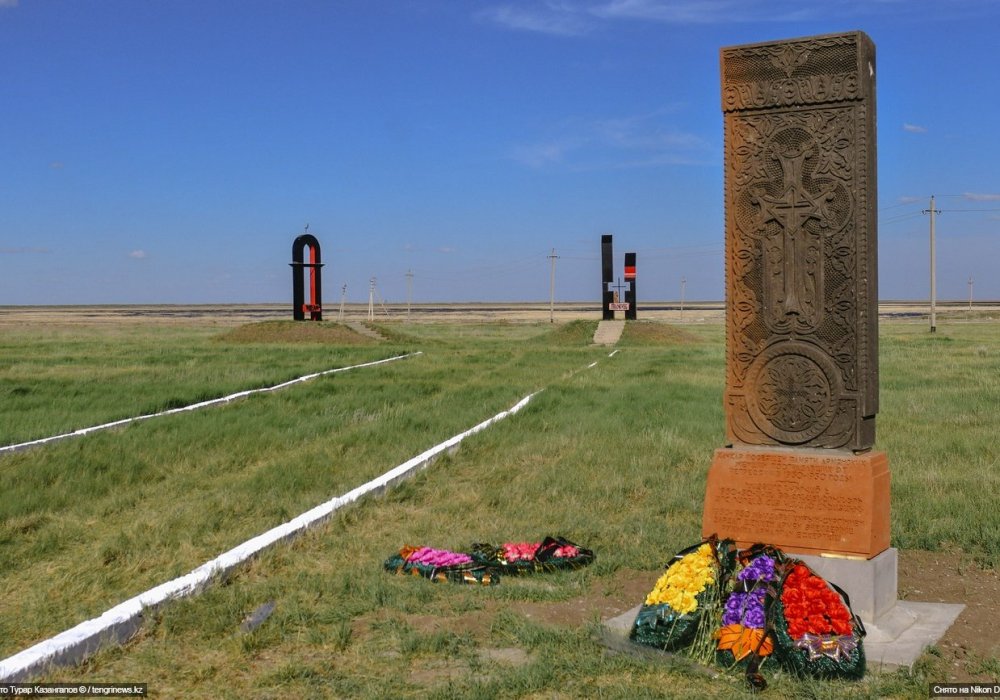 Лагерь изменников родины. Лагерь Алжир в Казахстане Мамочкино кладбище. Алжир Акмолинский лагерь жен изменников Родины. Лагерь Акмолинск Creative Commons.