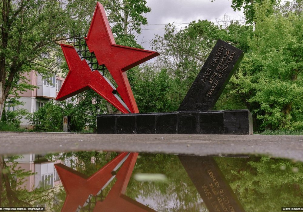 <p>В самом поселке есть также монумент - Аллея памяти жертв репрессий.</p>
