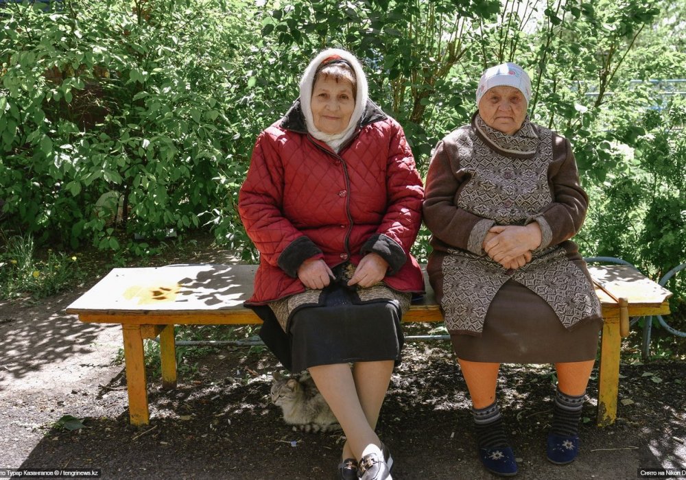 <p>В мае свои дни рождения отмечают эти две пенсионерки. Одной исполнилось 84, другой 88 лет. Как говорят сами женщины, к истории АЛЖИРа они отношения не имеют. Приехали в Акмол уже после того, как лагерь закрыли. Но тем не менее им пришлось многое пережить  в жизни.</p>