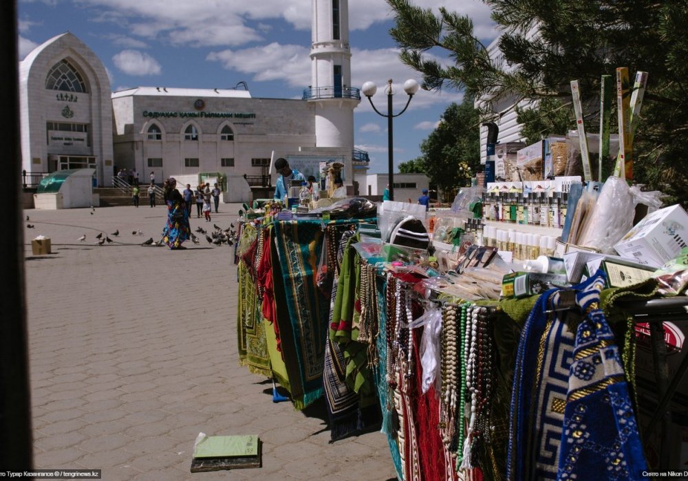 <p>Рядом с торговым домом "Артем" находится мечеть. Там тоже есть небольшой базарчик с тематической продукцией.</p>
