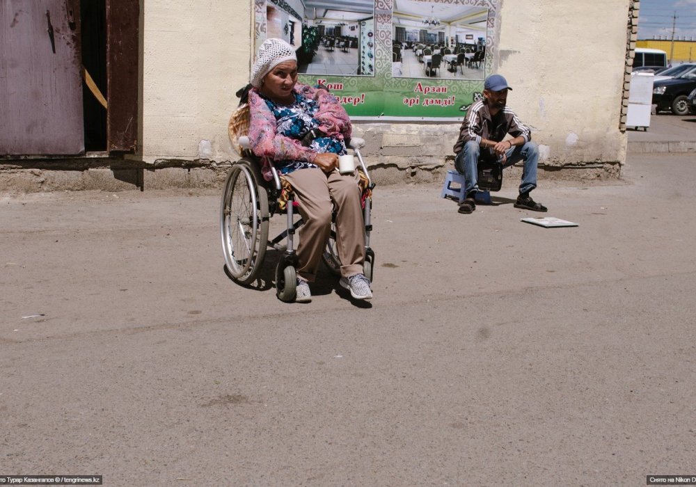 <p>"Здесь хорошие люди, добрые, богобоязненные", - говорит женщина в инвалидной коляске. Она представилась Лилией и рассказала, что у нее&nbsp;ДЦП.</p>