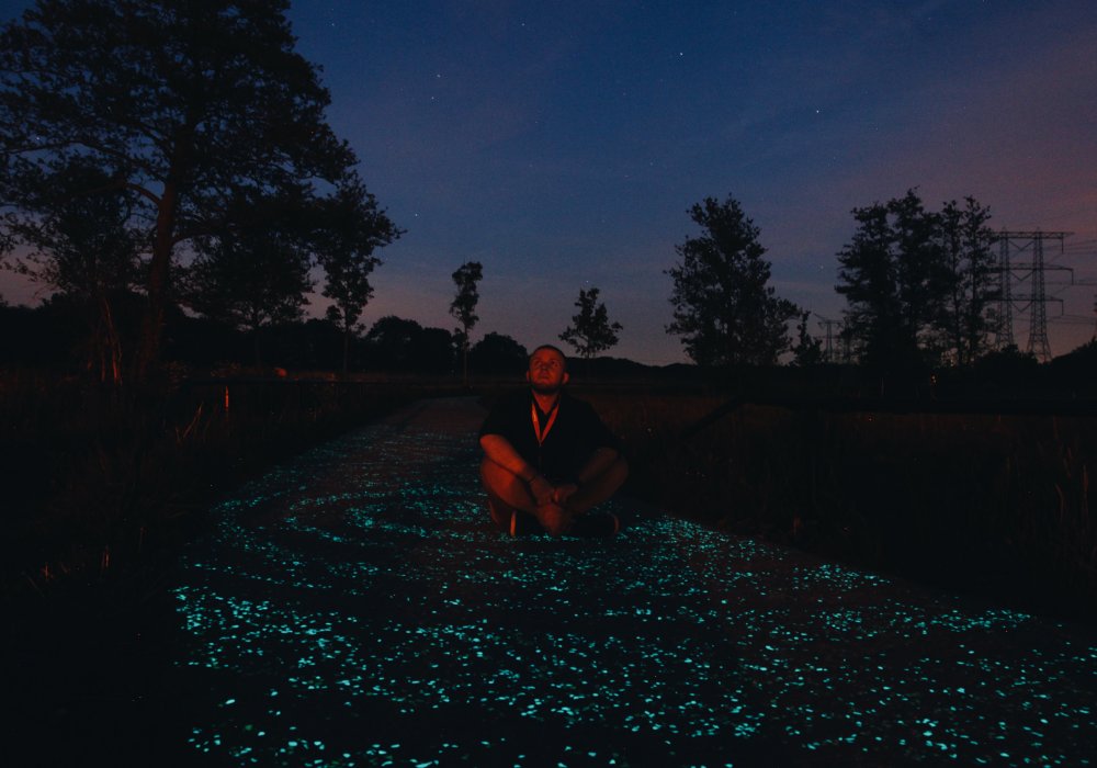 <p>А это необычная велодорожка с подсветкой, сделанная по мотивам картины "Звездная ночь" горячо любимого голландцами Винсента Ван Гога.</p>