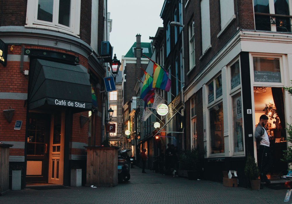 <p>Каждый август в&nbsp;Амстердаме проходит один из&nbsp;самых больших гей-парадов в&nbsp;мире, собирая порядка полумиллиона посетителей.&nbsp;</p>