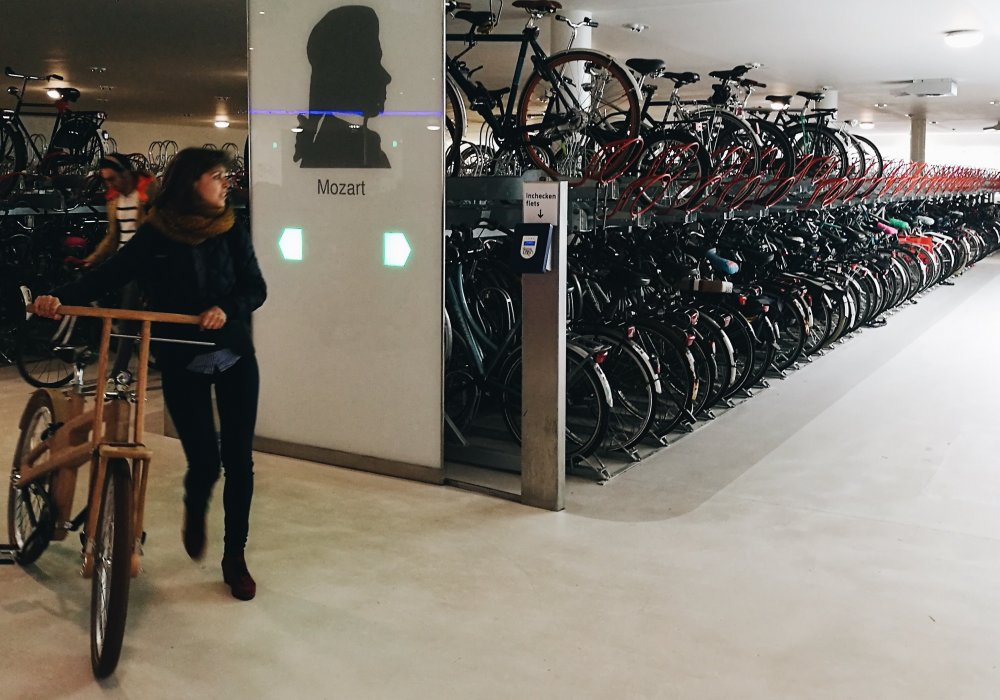 <p>Подземный велосипедный паркинг в Амстердаме.</p>