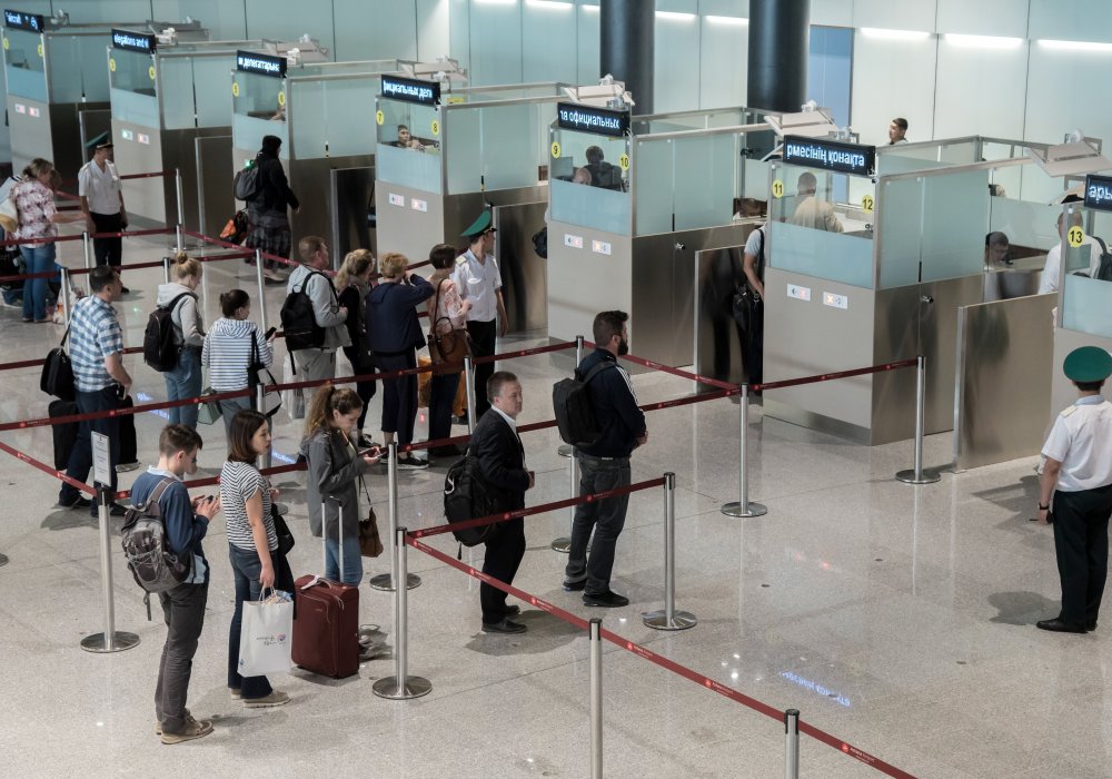 Благодаря автоматизации многих процессов, а также 28 кабинкам паспортного контроля в зоне прилетов, прибывшие пассажиры покидают терминал аэропорта в течение 15-20 минут с момента посадки самолета.