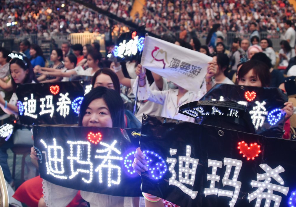 Фанаты из Китая подготовились к концерту основательнее всех - крупные неоновые вывески с именем героя и признания в любви светились даже в темноте зала. 