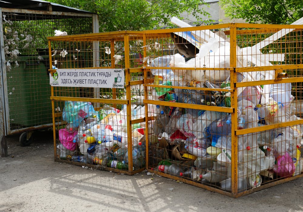 <p>Во дворах домов в Астане стоят специальные контейнеры для сбора пластика. Отдельное хранение помогает быстре и качественнее его перерабатывать.&nbsp;</p>