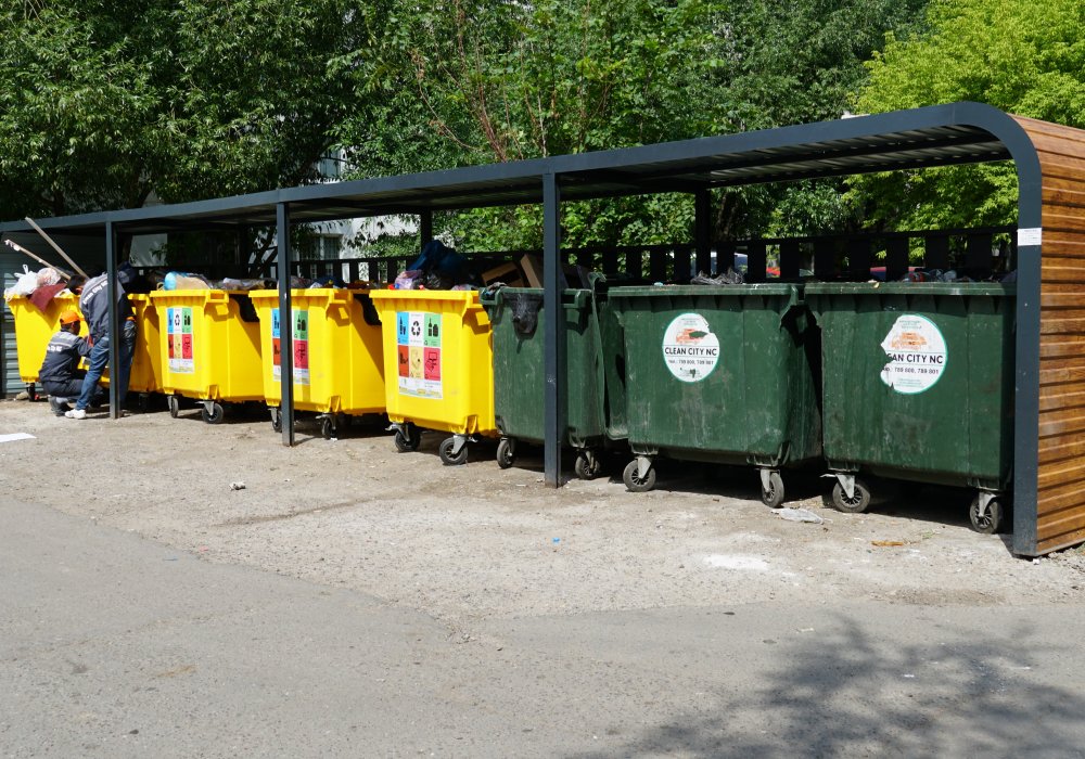 В зеленый контейнер уйдет весь остальной мусор, продукты питания, средства гигиены - все, что уже не может быть использовано как вторсырье. 