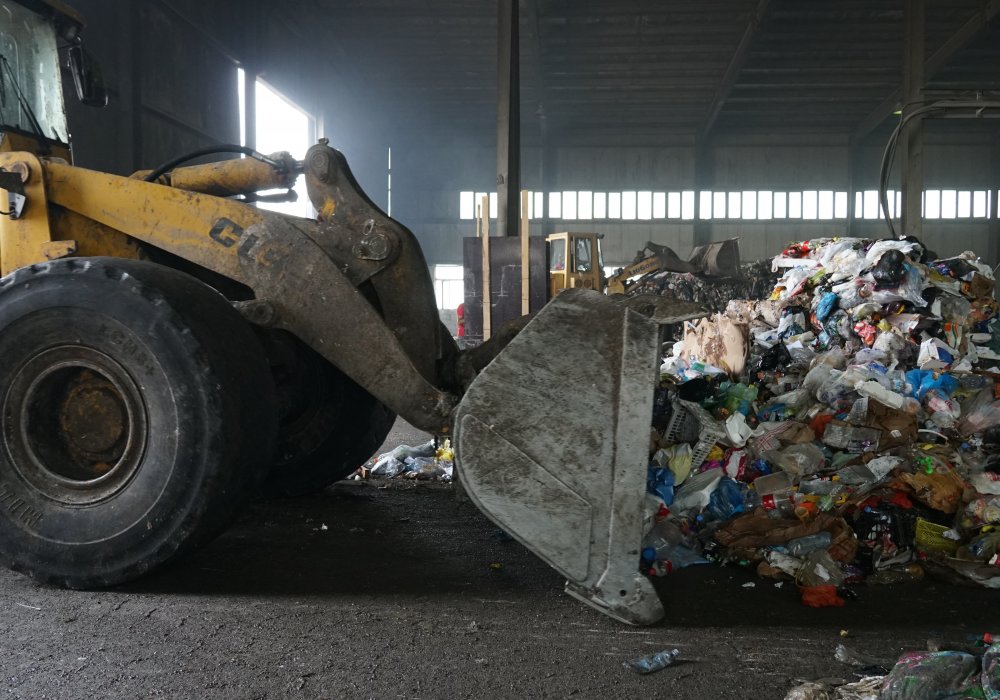 "Раздельного мусора пока в неделю около 30 тонн поступает, но с каждым днем объем увеличивается. Когда критическая часть мусора будет делиться на два вида контейнеров, мы сможем увеличить глубину переработки отходов с 10 процентов, как сейчас, до 50 процентов. Позже мы планируем начать переработку органики, остатков пищевых отходов, к примеру, тоже, и тогда мусор будет перерабатываться на 75-80 процентов. Органика составляет около 50 процентов всех отходов", - пояснил Сайкатов. 
