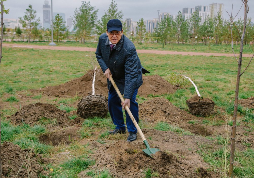 <p>"Поработали очень упорно, тщательно рассмотрели наш комплексный план развития отрасли машиностроения Казахстана на 2019-2030 годы, и я надеюсь, что наша аллея, ознаменованная форумом, будет радовать нас еще долгие годы. И пусть это станет нашей доброй традицией - каждый год будем увеличивать эту аллею, подсаживать деревья. Всех поздравляю с проведением форума", - выступил с речью председатель правления Союза машиностроителей Казахстана, депутат Мажилиса РК Мейрам Пшембаев.</p>