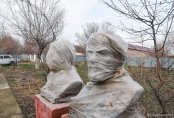 Гигантский Ленин и голова Сталина в мешке. Какие памятники можно найти в Казахстане