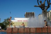 В Нур-Султане из-за жары дети не вылезают из фонтанов
