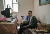 Здесь он ждет своих детей. Маленький человек в большом Нур-Султане