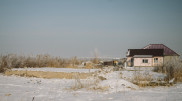 "Куда нам деваться?" В двух шагах от места катастрофы Bek Air продолжают жить семьи с маленькими детьми