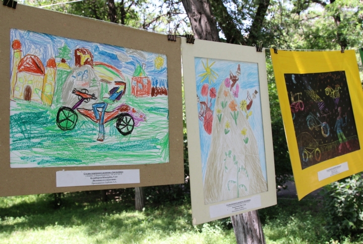 Выставка рисунков о велосипеде.  ©Ярослав Радловский