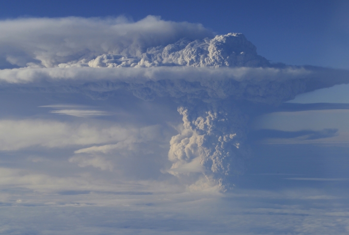 Вид с воздуха на дым и пепел от извержения вулкана Пуеуэ (Puyehue). ©REUTERS/Ivan Alvarado