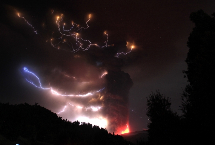 Разряды молний проходят сквозь облака пепла от извергающегося вулкана. ©REUTERS/Ivan Alvarado