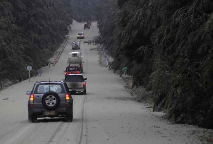 Колонна автомобилей движется по трассе, покрытой вулканическим пеплом. ©REUTERS/Ivan Alvarado
