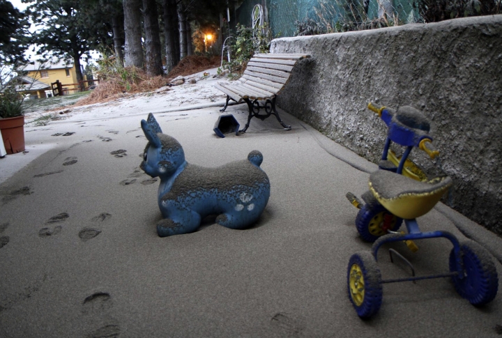 Игрушки на детской площадке покрыты слоем вулканческого пепла. ©REUTERS/STRINGER Argentina