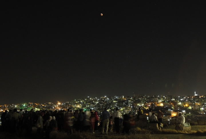 Жители Аммана наблюдают лунное затмение у колонн Храма Геркулеса. ©REUTERS/Ali Jarekji