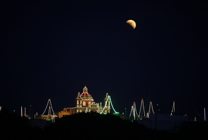Лунное затмение близ деревни Зейтун на фоне церкви Святой Катерины на Мальте. ©REUTERS/Darrin Zammit Lupi