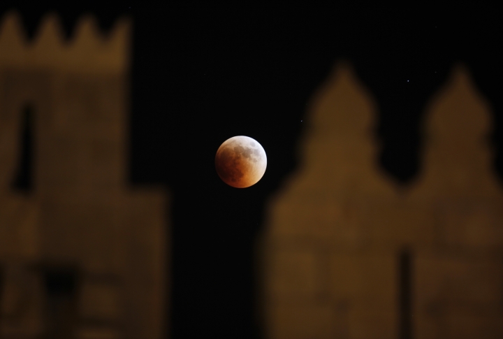 Лунное затмение в Старом городе на фоне стены ворот Дамаска в Иерусалиме. ©REUTERS/NIR ELIAS