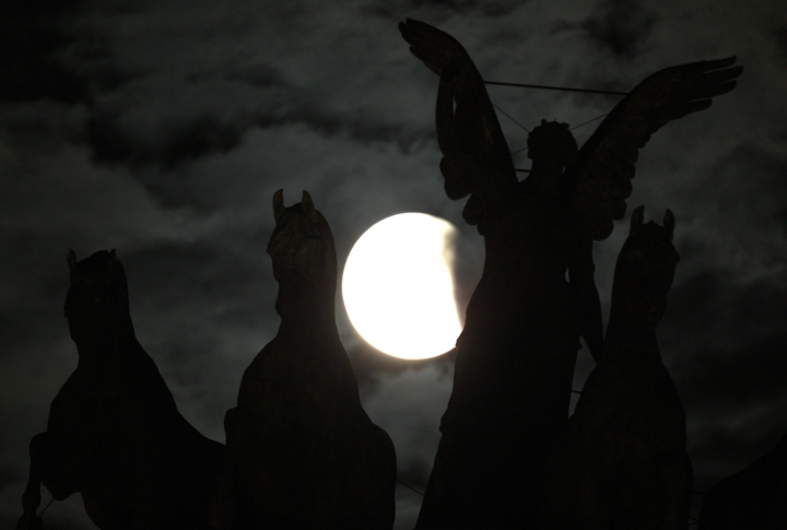 Лунное затмение на фоне памятника Витториано на Пьяцца Венеция в Риме. ©REUTERS/Tony Gentile