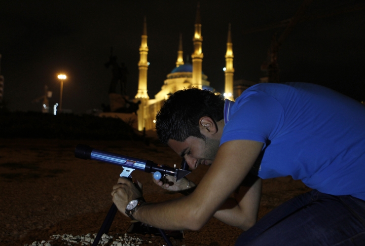 Наблюдение лунного затмения в телескоп в Бейруте, Ливан. ©REUTERS/Jamal Saidi