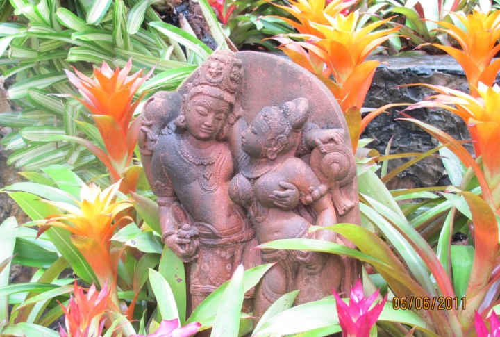Любовь во всем и везде. Даже в саду у Будды. ©Динара Муратова