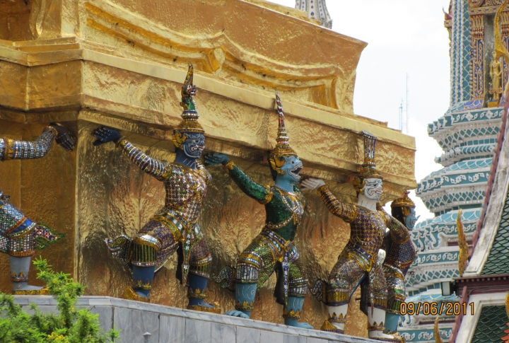 Демоны и обезьяны у мавзолея родителей короля Таиланда.©Динара Муратова