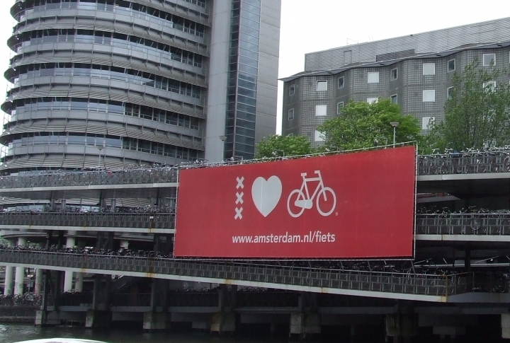 Рай для велосипедиста. 3-х этажный велопаркинг находится в районе вокзала Амстердама.  ©Роза Есенкулова