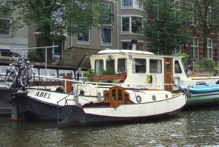 Некоторые голландцы проживают в лодках, там есть туалет, душ, кухня и спальное место. ©Роза Есенкулова