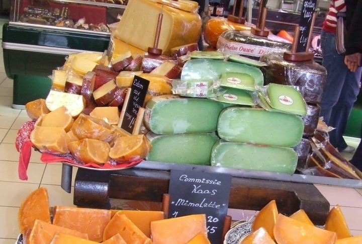Для туристов в одном из магазинов Амстердама состоялась проба голландского сыра. ©Роза Есенкулова