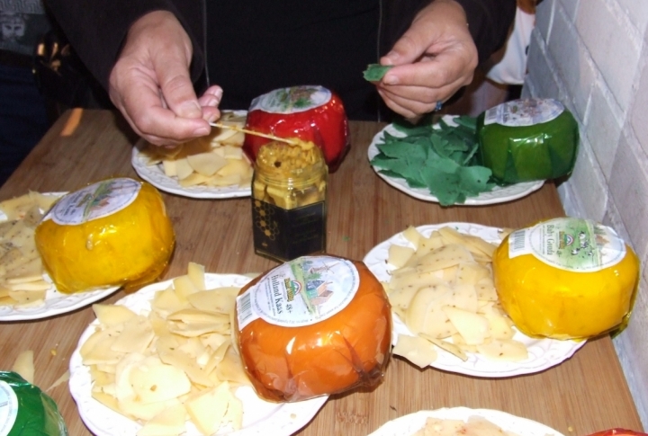Сыры с базиликом, орехами, красным перцем голландцы едят с горчицей. ©Роза Есенкулова