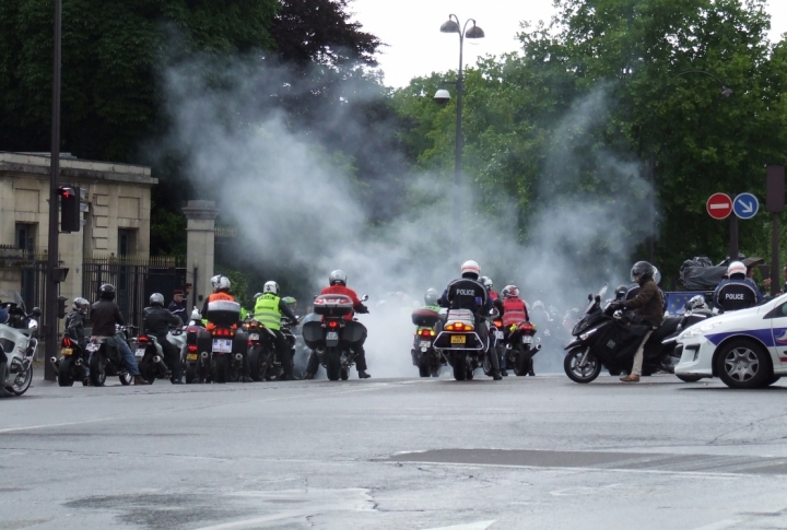 Париж. 200 мотоциклистов устроили в центре города байк-шоу. ©Роза Есенкулова