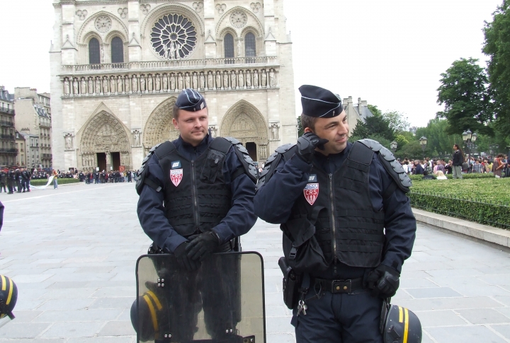 У собора Нотр-Дам де Пари проходил митинг, полиция была вынуждена оцепить район. ©Роза Есенкулова