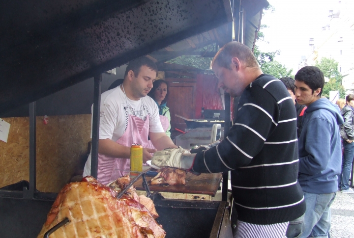 Прага. Большие куски свинины жарят на площади. ©Роза Есенкулова 