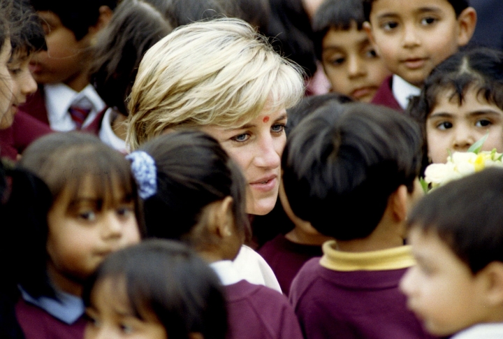 Принцесса Диана с индийскими школьниками в Лондоне. ©REUTERS