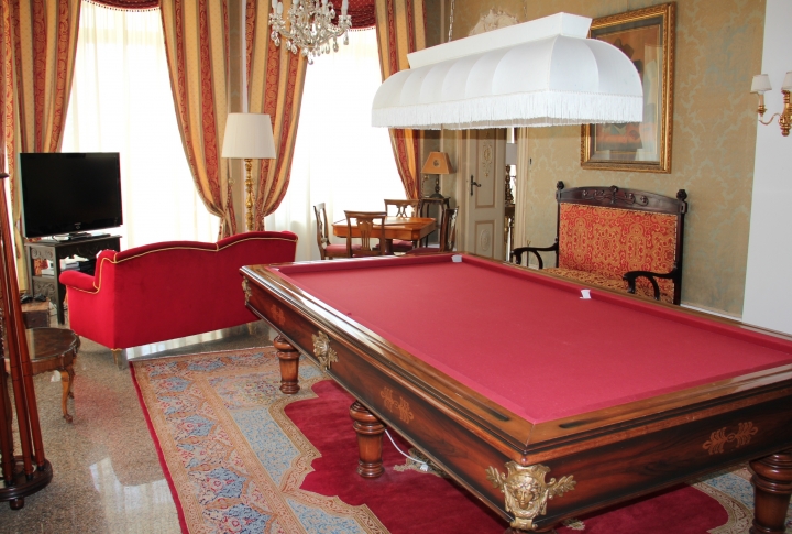 Этому биллиардному столу в Замке короля КарлосаV несколько сот лет. ©Сергей Майборода