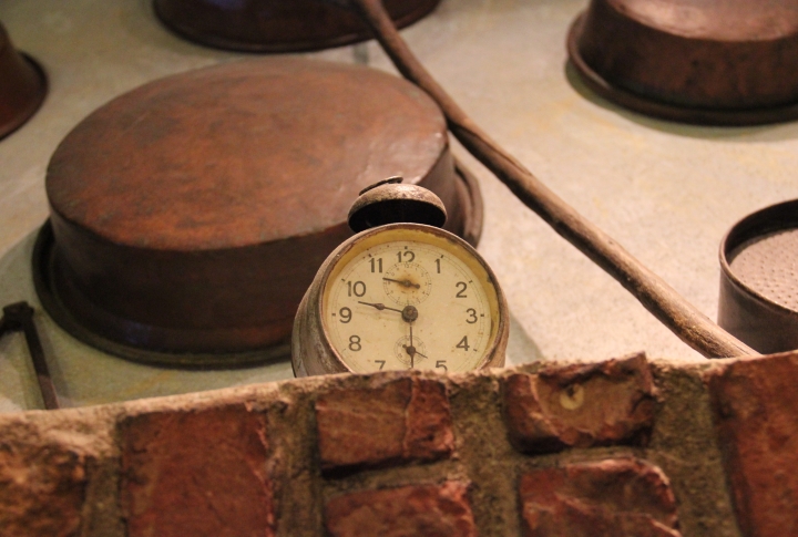 Атрибутика сардской кухни – часы не идут с начала прошлого века... ©Сергей Майборода
