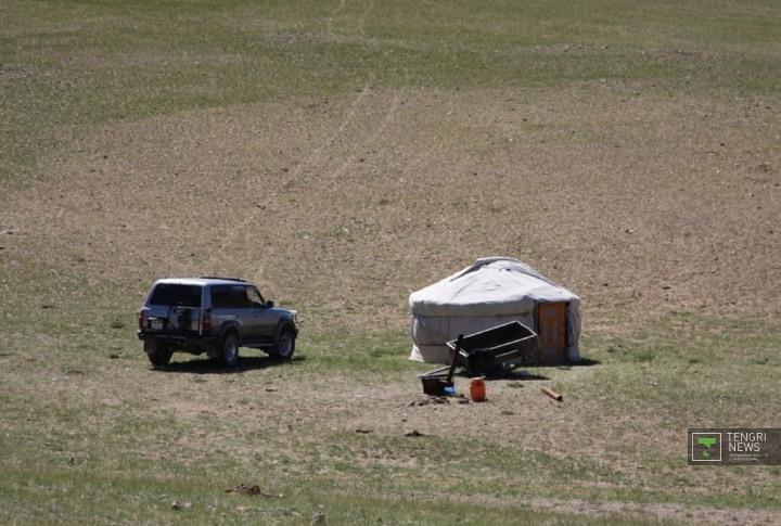 Состоятельные монголы кирпичному дому предпочитают юрту, на фоне которой смотрится как спутниковая тарелка, так и японский джип. ©Жулдыз Сейсенбекова