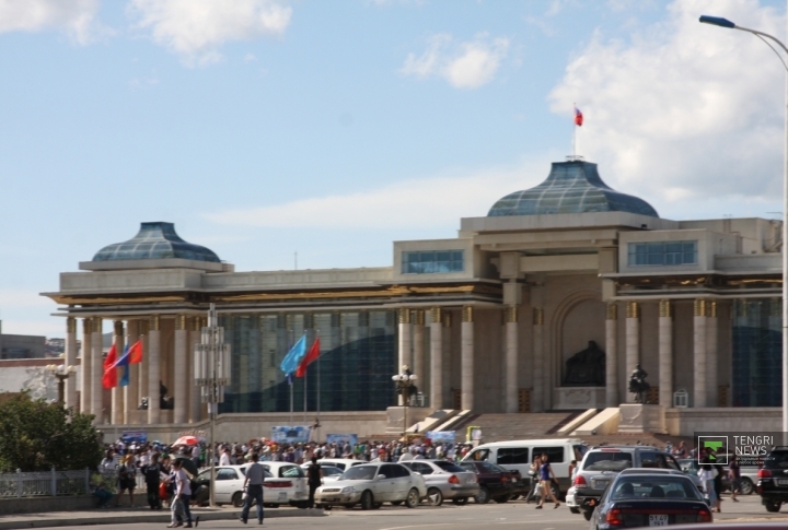 Современный вид центральной площади Сухэ-Батора в монгольской столице с чингизидской галереей и памятником Чингисхану. ©Жулдыз Сейсенбекова