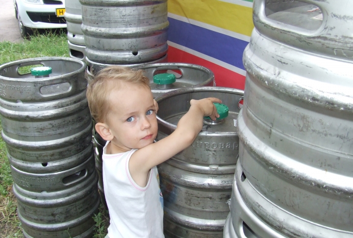 Малыш пытается найти пиво в бочках  ©Роза Есенкулова 