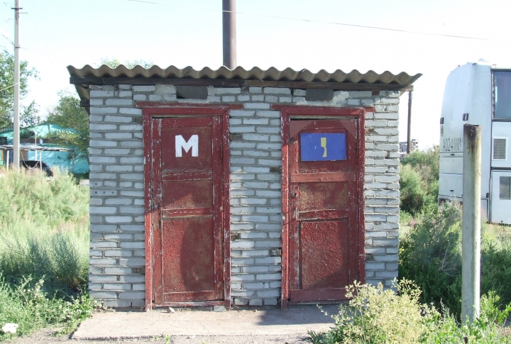 Гостям приходилось ходить в эти полуразрушенные туалеты ©Роза Есенкулова 