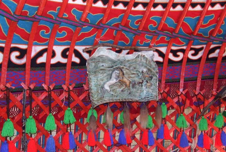 Сотканные руками человека ковры и панно стоят немалых денег ©Роза Есенкулова 