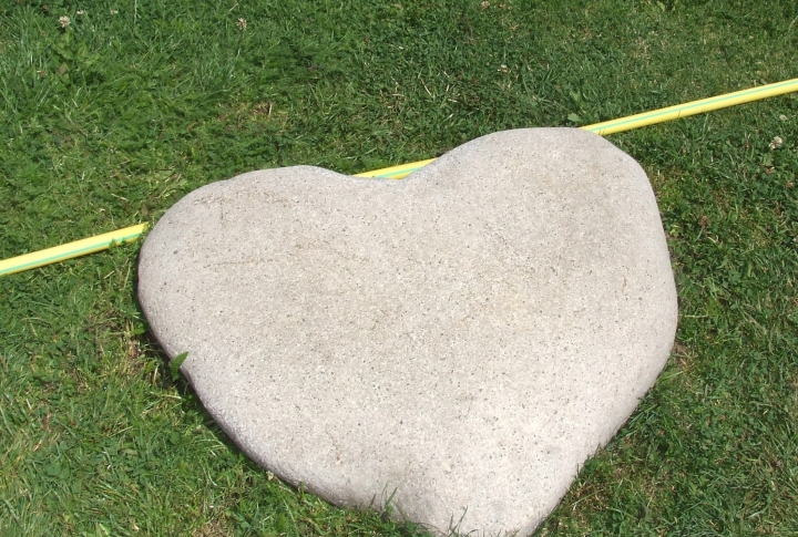 Камень в виде сердца был найден близ Тянь-Шанских гор ©Роза Есенкулова 