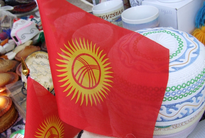 Флаг Кыргызстана можно купить на  ярмарке в Бостери ©Роза Есенкулова 
