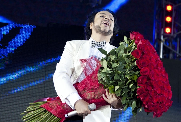Филипп Киркоров получил огромный букет роз от поклонников своего творчества. ©Владимир Дмитриев