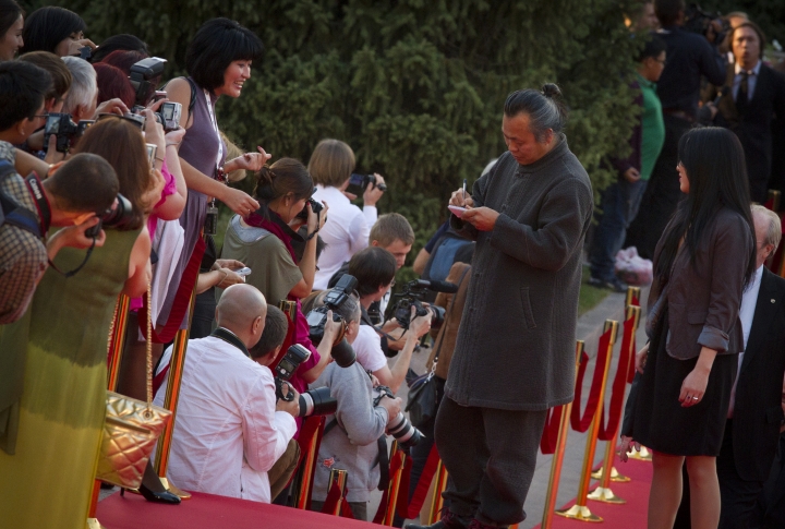 Появление на ковровой дорожке южнокорейского кинорежиссёра Ким Ки Дука не осталось незамеченным его поклонниками. <br>Фото: Владимир Дмитриев©