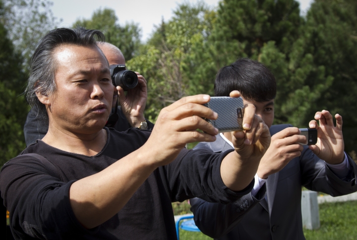 И вновь Ким Ки Дук запечатлевает местные пейзажи на камеру мобильного телефона. <br>Фото: Владимир Дмитриев©